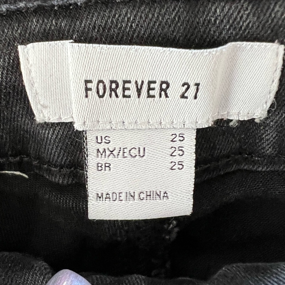 Forever 21 Curvy High-Rise Stretch Cuffed Hem 5-Pocket Black Denim Shorts- 25 - Picture 8 of 9